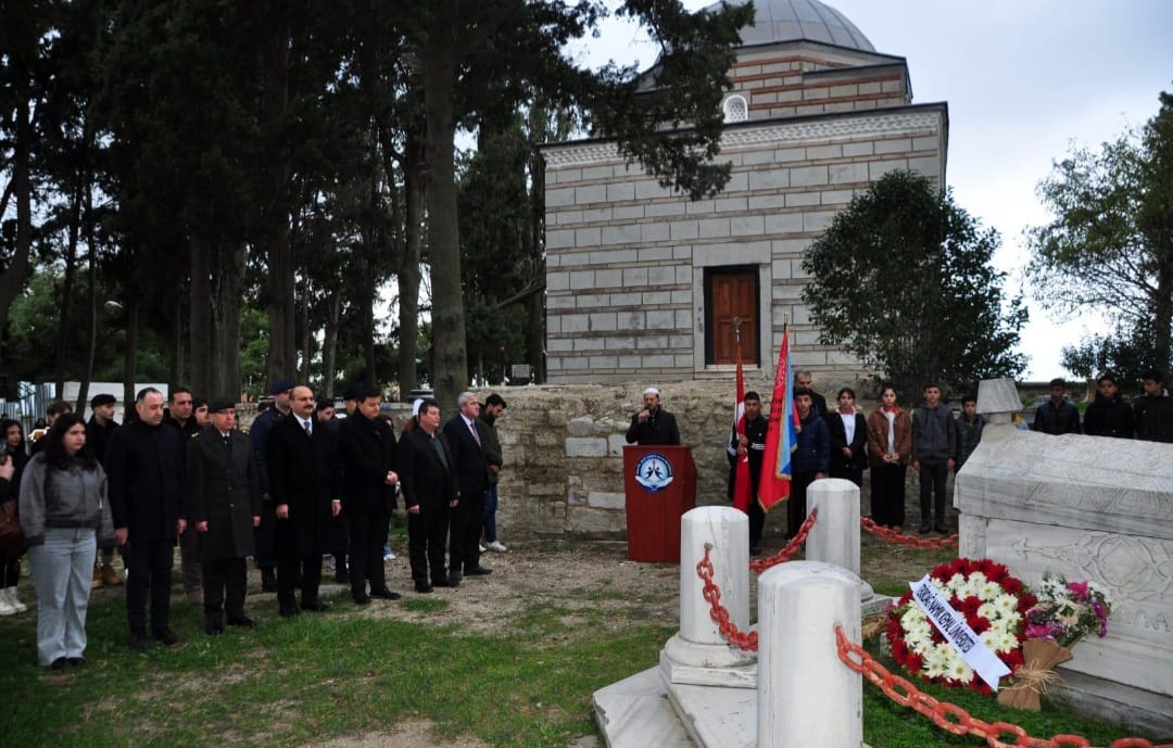 VATAN VE HÜRRİYET ŞAİRİ NAMIK KEMAL 136. ÖLÜM YIL DÖNÜMÜNDE KABRİ BAŞINDA ANILDI